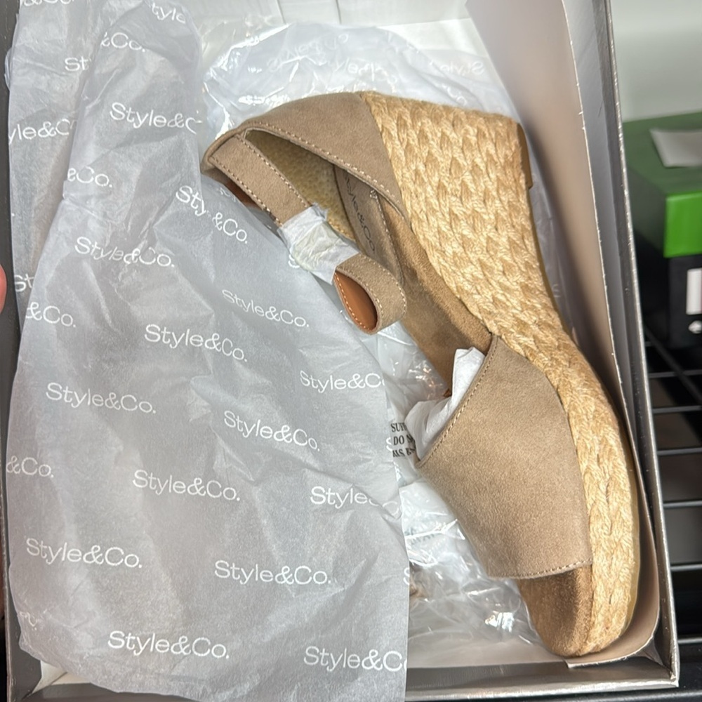 Style & Co
Women's Seleeney Wedge Sandals Elegant Tan Wedge Sandals - Picture 3 of 8